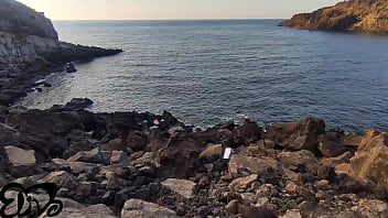 'mi esci le minne ' bocchino sulla scogliera al mare