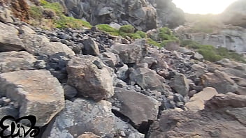 'mi esci le minne ' bocchino sulla scogliera al mare