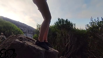 'mi esci le minne ' bocchino sulla scogliera al mare