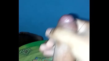 Joven aburrido necesita un handjob Joven aburrido necesita un handjob