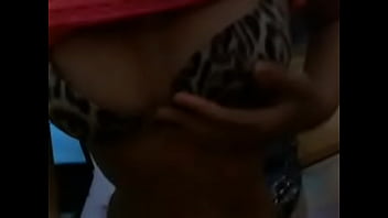 Novinha putinha tirando tudo