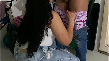 Venezolana me toca en las escaleras del centro comercial