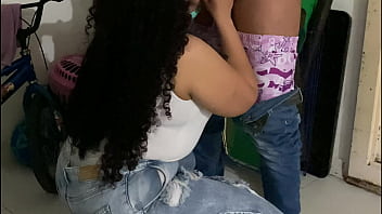 Venezolana me toca en las escaleras del centro comercial