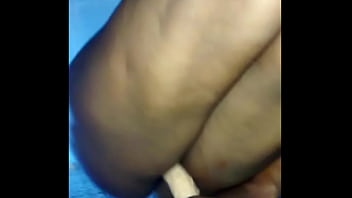 Elle se prend une bite en plastique fixé sur le mur Elle se prend une bite en plastique fixé sur le mur