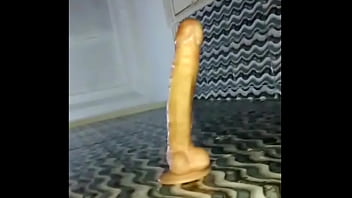 Elle se prend une bite en plastique fixé sur le mur