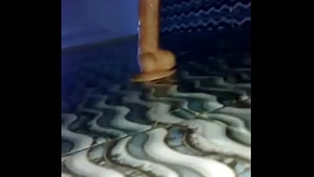Elle se prend une bite en plastique fixé sur le mur Elle se prend une bite en plastique fixé sur le mur