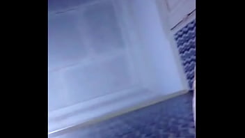 Elle se prend une bite en plastique fixé sur le mur