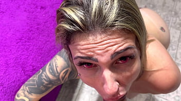 Ele meteu tanto no meu cu e colocou o pé na minha cabeça que chega meu olhos ficou vermelho de tanto tesao meu cu ficou molhado qui delicia de foda gostosa no pelo sem camisinha