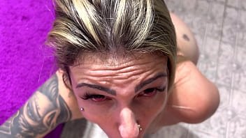 Ele meteu tanto no meu cu e colocou o pé na minha cabeça que chega meu olhos ficou vermelho de tanto tesao meu cu ficou molhado qui delicia de foda gostosa no pelo sem camisinha