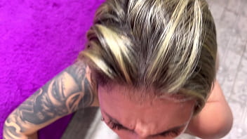 Ele meteu tanto no meu cu e colocou o pé na minha cabeça que chega meu olhos ficou vermelho de tanto tesao meu cu ficou molhado qui delicia de foda gostosa no pelo sem camisinha