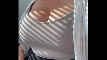 La prochaine video je sort mes seins sur le bureau
