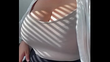 La prochaine video je sort mes seins sur le bureau