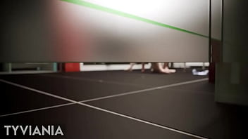 Un chico afeminado y femboy es acorralado por una mujer fuerte