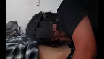 Milf gives me a delicious oral while she worships my belly button