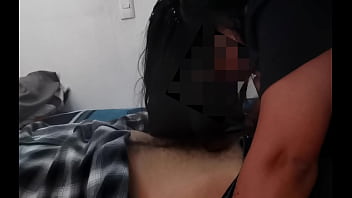 Milf gives me a delicious oral while she worships my belly button