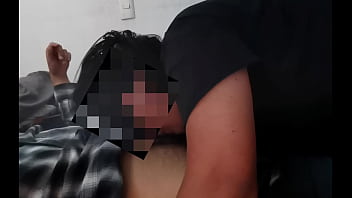 Milf gives me a delicious oral while she worships my belly button