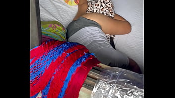 Espiando a mi vecina por la ventana y me masturbo viendo su rico culo todos mis videos completos en mi página de sexy lana more