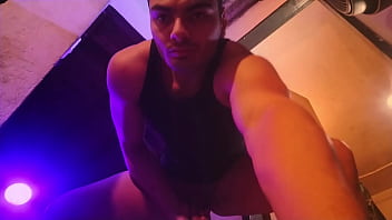 Hard y jugetona masturbacion sobre morado y naranja de abajo hacia arriba del sexy numero