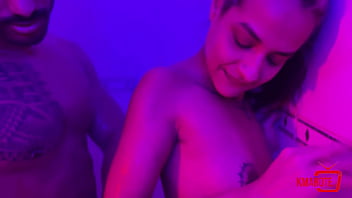 Negão safado entrou no meu banho e me comeu com sua mão grande