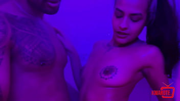 Negão safado entrou no meu banho e me comeu com sua mão grande