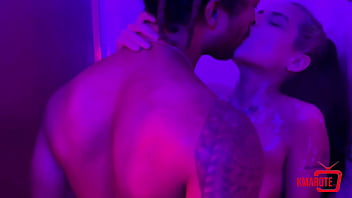 Negão safado entrou no meu banho e me comeu com sua mão grande