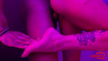 Negão safado entrou no meu banho e me comeu com sua mão grande