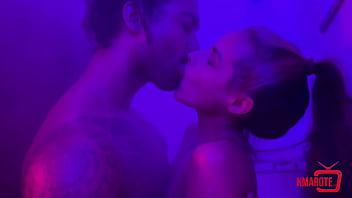 Negão safado entrou no meu banho e me comeu com sua mão grande