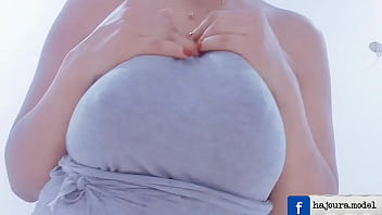 فتاة ساخنة تتمايل تخشي الخيار في كسها المثير يشعل الرغب