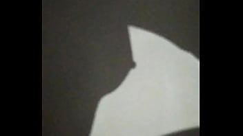 Chica de rulos graba su sombra al cachar