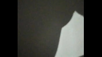 Chica de rulos graba su sombra al cachar