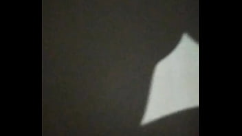 Chica de rulos graba su sombra al cachar