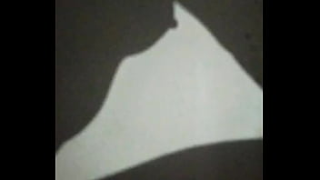 Chica de rulos graba su sombra al cachar