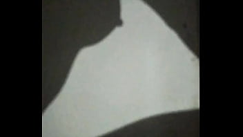 Chica de rulos graba su sombra al cachar