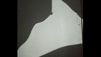 Chica de rulos graba su sombra al cachar