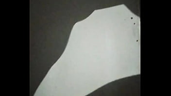 Chica de rulos graba su sombra al cachar