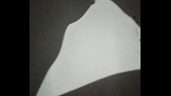 Chica de rulos graba su sombra al cachar