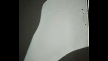 Chica de rulos graba su sombra al cachar