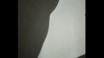 Chica de rulos graba su sombra al cachar