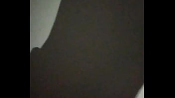 Chica de rulos graba su sombra al cachar