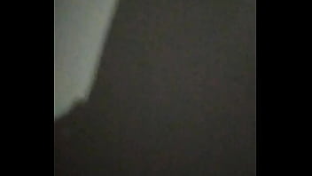 Chica de rulos graba su sombra al cachar