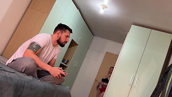 Tentando jogar videogame mas minha mulher só queria sentar na pica