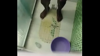 Negão Roludo No Banho thumbnail