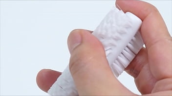 大型オナホールもなんのその。ソフトなブラシがやさしく汚れを掻き出します。