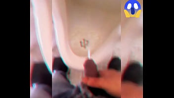 Orinando en un baño público