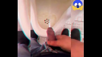 Orinando en un baño público