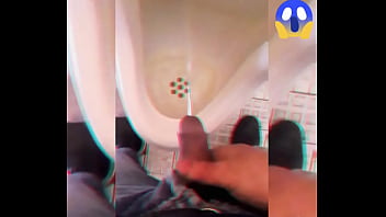Orinando en un baño público