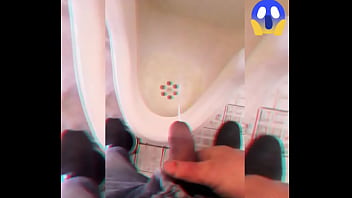 Orinando en un baño público