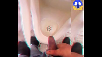 Orinando en un baño público