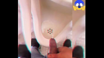 Orinando en un baño público