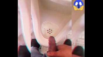 Orinando en un baño público